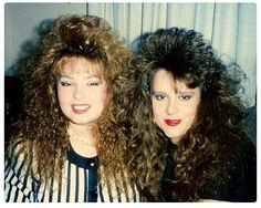 Totally 80's and totally used to be my hair! 80s Hair And Makeup, 80s Big Hair, 80’s Hair, 80s Hairstyles, 80's Hairstyle, Style Année 80, 80s Trends, 1980s Hair, 80s Party Outfits