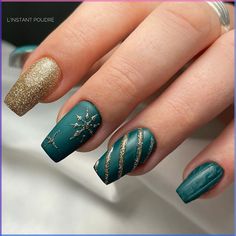 This design pairs a matte green base with glittery gold snowflake accents, creating a chic winter look. The contrast of the metallic gold against the deep green adds an elegant holiday feel, perfect for Christmas celebrations. The glittered gold nail balances the set, making it glamorous yet understated. The intricate snowflake detailing brings a festive touch to this bold acrylic manicure. Trendy Christmas Nails, Red Glitter Nail Polish, Nails Festive, Nail Stamp Kit, Holiday Themed Nails, Classy Nail Art Ideas, Snowflake Nail Art