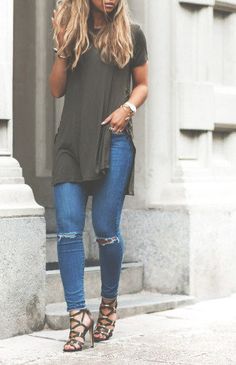 @beyjess12 // I love this look of an olive army green tee, jeans, and strappy sandals! Chique Outfit, Jeans Outfit, Jean Outfits, Ripped Jeans, Spring Outfits