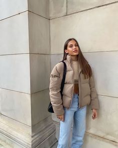 Beige Puffer, Puffer Jacket Outfit, Goth Outfit, School Looks, Looks Street Style, Winter Fits, Indie Outfits, Mode Inspo, Fashion Streetwear