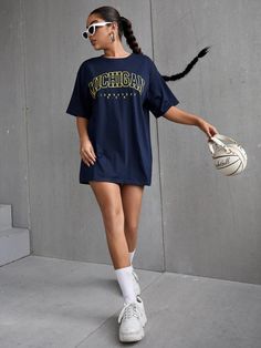 Shein Oversized Tee, Outfit Tee Shirt Oversize, Outfits Oversize Mujer, Oversized Tshirt Photoshoot, Oversized Graphic Tee Outfits, Oversized Tshirt Women, Oversized Tshirt Outfit Women, Casual Pullover Outfit, Oversized Tshirt Outfit