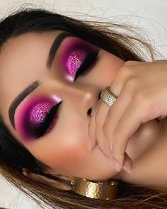 Fuschia Eye Makeup, Dark Pink Eye Makeup, Pink And Black Eye Makeup, Diwali Makeup, Trendy Makeup Products, Pink Eyeshadow Look, The Angle