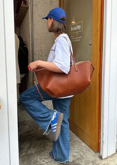 blue cap, blue, sneakers, jeans, oversized T-shirt and a big handbag Adidas Gazelle Blue, Adidas Gazelle Outfit, Outfit With Uggs, Looks Adidas, Cute Thanksgiving Outfits, Quoi Porter