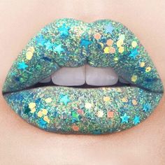 Glitter nos lábios Kristina Webb, Crystal Makeup, Halloween Kit, Smink Inspiration, Mermaid Makeup, Lip Designs, Glitter Lips