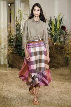 Hermès Resort 2019 Collection - Vogue Casual Fashion Trends, Couture Accessories, Classic Feminine, Edgy Chic, Summer Fashion Trends, Resort Collection, 2019 Fashion, Fashion Show Collection