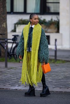 Mens Fashion Week Street Style, Men Fashion Week, Paris Mens Fashion, Textures Fashion, Street Style Bags, Boho Fashion Summer, Mens Fashion Week, Knitting Girls, Closet Fashion