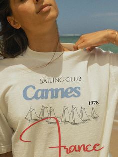 Segeln Sie mit unserem Vintage Oversized Sunset Frankreich Sailing Club T-Shirt an die französische Riviera! 🌞 Mit seinem schicken, nautischen Design ist dieses T-Shirt ein Muss für Segelbegeisterte und Fans des eleganten französischen Stils. Gefertigt aus hochwertigen Materialien, sorgt sie für maximalen Tragekomfort und lange Haltbarkeit. 🏖️ Details: Material: 100% Baumwolle Grössen: S, M, L, XL, XXL Pflege: Maschinenwäsche kalt, Trockner geeignet Mit viel Liebe entworfen und für Komfort gef Sailing Tshirt Design, Vintage Tshirt Design Graphics, Vintage Tshirt Design, French Riviera Style, Vintage Tee Shirts, Style Français, Shirt Oversize, The French Riviera, Nautical Design