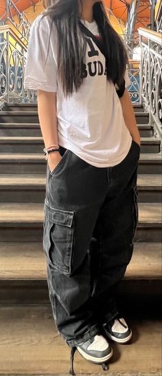 Womens Cargo Outfits, Edgy Streetwear Outfits, Chill Grunge Outfit, Baggy 90s Skater Outfit, Street Grunge Outfits, Cute Outfits Tomboy, Baggy Pants Outfit Women, How To Style Black Baggy Jeans, Masc Female Outfits