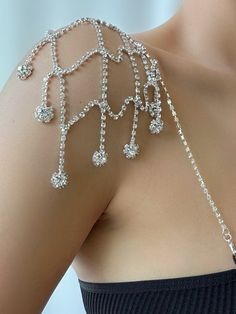 Crystals diamonds stones gems flashy bling tube top croptops old moneh style ootd fashion inspo Chain Crop Top, Strap Crop Top, Stunning Tops, Crystal Chain, Cushion Cut Diamonds, Emerald Cut Diamonds, Princess Cut Diamonds, Yellow Diamond, Diamond Crystal