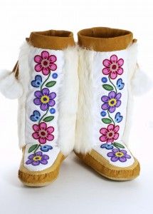 mukluks-absolutely beautiful exactly what I want to learn to make Native Moccasins, Moccasin Patterns, Manitobah Mukluks, Moccasin Pattern, Ursa Minor, Native Wears, Beaded Moccasins, Native Beading Patterns, Beadwork Designs