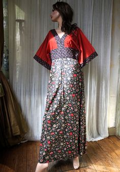 Lovely vintage 70s shubbete of London maxi kimono dress.  In good vintage condition. Minor signs of wear. Size S/M.  A long zipper in the back. 2x hook and eye above it but 1 is not working.  MEASUREMENTS approx.:  Length is 141 cm - 55 inches.  Under breast from side to side is 40 cm - 16 inches.  Item is shipped from Holland WITH a track and trace number. Ask any questions before purchase please. Thank you. Vintage V-neck Evening Maxi Dress, Retro V-neck Lined Maxi Dress, Bohemian Maxi Dress With Kimono Sleeves For Evening, Vintage Floral Print Kimono For Festival, Vintage Floral Print Festival Kimono, Vintage Red Long Kimono, Vintage Long Red Kimono, Vintage V-neck Maxi Dress For Evening, Vintage Floral Print Maxi Dress For Evening