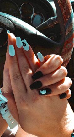 Fall Nails Black And White, Simple Halloween Nails Ghost, Matt Halloween Nails, Coffin Nails Designs Halloween, Black Nails With White Ghost, Halloween Nails Coffin Shape Short, Basic Halloween Nails Acrylic, Simple Halloween Nail Designs Acrylic, Black Nails With Ghost Design