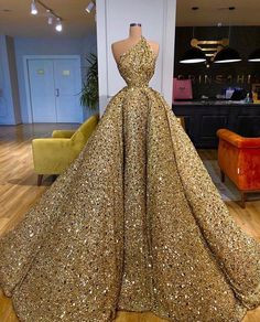 Modest Met Gala Dresses, Gold Ball Gown, Robes Glamour, Fantasy Dresses, Hair Balayage, Glamour Dress, Pretty Prom Dresses, فستان سهرة, Beauty Dress