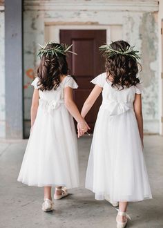 Sweet, classic flower girl looks that will melt your heart #kidsinweddings #flowergirls #weddingfashion see more: https://ruffledblog.com/sweetest-flower-girl-looks/ Wedding Day Looks, Donut Bar, Classic Flower, South Carolina Wedding, Carolina Wedding, Wedding Flower Girl, Party Style, Wedding Fashion, Princess Style