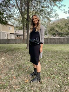 Six fall outfits with black, chelsea, lug sole boots. Black Lace Boots Outfit, Black Lug Sole Boots Outfit, Chelsea Boots And Dress, How To Wear Lug Sole Boots, Black Lace Up Boots Outfit, Lace Boots Outfit, Black Chelsea Boots Outfit, Lace Up Boot Outfit