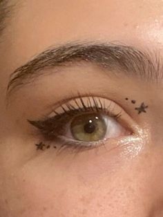 Star Eyeliner Stamp Looks, Star Makeup Halloween, Cute Simple Eyeliner Looks, Eye Makeup With Stars, Fun Simple Eyeliner, Simple Fun Eye Makeup, Simple Eyeliner Designs, Celestial Eyeliner, Simple Star Makeup