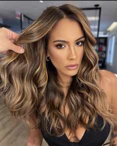 Hair Color For Brown Skin, Curly Color, Black Hair Balayage, Beautiful Haircuts, Dark Hair With Highlights, Brunette Balayage Hair, Brown Hair Balayage, Mom Hairstyles, Hot Hair Styles