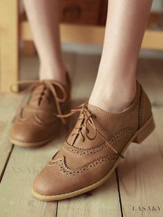 Lasaky - Womens Wingtip Brogues: Brown Lace-Up Oxfords for Casual elegance Flat Oxford Shoes, Oxford Shoes Heels, Oxford Shoes Outfit, Casual Oxford Shoes, Stylish Footwear, Oxford Flats, Brown Shoes, Beige Shoes, Women Oxford Shoes