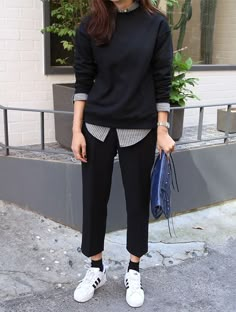 Tomboy Chic Outfits Work, Tomboy Office Outfits, Sweatshirt Outfit Ideas, Looks Adidas, Casual Day Outfits, Brunch Outfit, Casual Work Outfits, Street Style Chic, Tomboy Fashion