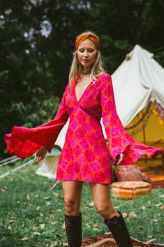 Venus dress in crimson Moda Hippie, Look Boho Chic, 60s 70s Fashion, 60s And 70s Fashion, Robes Vintage, Estilo Hippie