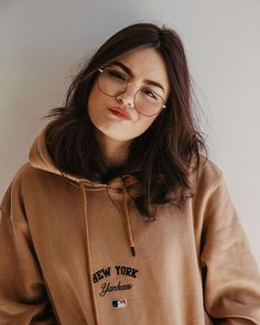 Cute Frame Glasses, Cute Outfits With Glasses, Glasses On Women, No Frame Glasses, Girl Picturing, Cute Girls With Glasses, Outfit With Glasses, Cute Glasses For Women, Photos Ideas Instagram