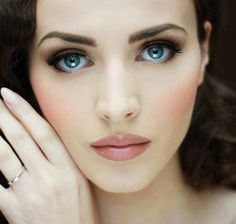 Pale Skin Blue Eyes, Brown Hair Pale Skin, Burgundy Matte Lipstick, Pale Skin Beauty, Wedding Makeup Blue, Soft Make-up, Diy Lip Scrub, Romantic Wedding Makeup, Idda Van Munster