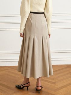 Pleated midi skirt. A-line and a hidden zip closure.- Midi- Pleated- A-line- Beige Chic A-line Maxi Skirt For Work, Spring A-line Maxi Skirt For Workwear, Relaxed A-line Office Skirt, Beige A-line Pleated Skirt For Work, Beige A-line Pleated Skirt For Fall, A-line Office Skirt With Lining, Office A-line Lined Skirt, Relaxed Fit A-line Pleated Skirt For Office, Office A-line Flowy Skirt