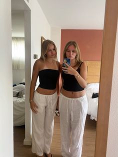 matching outfits . girls girl . best friend . twins Matching Summer Outfits For Friends, Matching Outfits With Bestie, Bsf Outfits, Summer Italy Outfits, Girl Best Friend, Matching Fits, City Outfit