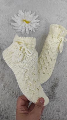 Tamamen el örgüsü ürün Comfortable Knitted White Socks, Comfortable White Knitted Socks, Casual Hand Knitted Socks, Casual Comfortable Hand Knitted Socks, Casual Beige Knitted Socks, Casual White Knitted Socks, Casual White Handmade Knitting Pattern, Casual Socks, Socks And Hosiery