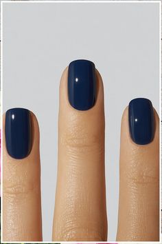 Discover new ways to style your winter nails. Marine Blue Nails, Navy Gel Nails, Short Manicured Nails, Shalac Nails, Navy Blue Nails, Makijaż Smokey Eye, Famous Words, Winter Nail