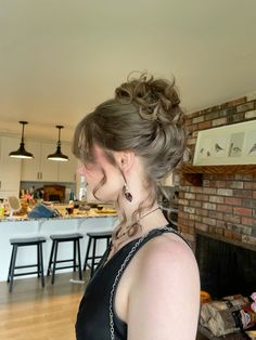 Cute High Updos, Winfo Hair Styles, Pretty Buns For Medium Hair, Hair Updos Aesthetic, Cute Homecoming Updos, Hoco Updos For Medium Hair, Prom Medium Length Hairstyles, Up Homecoming Hairstyles, Prom Hairstyles With Highlights