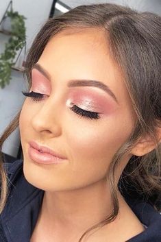 Top Rose Gold Makeup Ideas To Look Like A Goddess ★ Bridesmaid Makeup Pink, Gold Makeup Ideas, Rose Gold Makeup Looks, Rose Gold Eye Makeup, Pink Smokey Eye, Gold Makeup Looks, Makeup Light, Glitter Shadow, Gold Eye Makeup