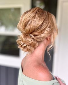 38 Modern Medium Hair Updos You’ll Love - 160grams Medium Hair Up, Senior Hoco, Hairdo Wedding