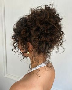 Curly hair is versatile, dynamic, and beautiful, but it can sometimes feel tricky to manage. The right hairstyle can make all the difference, enhancing your curls’ natural texture and shape while ensuring they look their best. Whether you have loose waves or tight coils, there are countless hairstyles that work perfectly for curly hair. From short, Elegant Curly Wedding Hair, Bridesmaid Hair For Off The Shoulder Dress, Long Curly Wedding Hair With Veil, Updo Natural Curly Hair, Whimsical Updos Bridal Hairstyles, Curly Hair Women Styles, Gala Updo Medium Hair, Curly Bridal Bun, Curly Bridesmaid Hairstyles Down