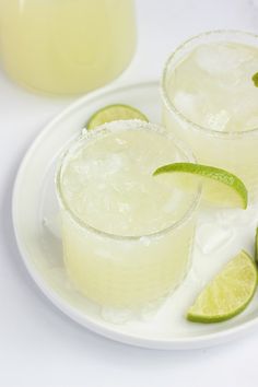 This Pitcher Margarita Recipe is prefect for serving a crowd! Made with fresh lime, tequila, and a simple syrup for a touch of sweet. Best Pitcher Margarita Recipe, Fresh Margarita Recipe, Margarita Mix Recipe, Limeade Margarita, Pear Margarita, Pitcher Of Margaritas, Margarita Ingredients, Perfect Margarita