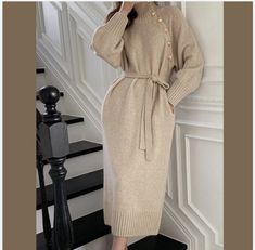 Déjate cautivar por nuestra elegante y exclusiva Vintage Turtleneck Buttons Long Dress. Con un cuello de tortuga y botones delicados, esta vestido largo te transportará a una época de estilo y sofisticación. Perfecto para cualquier ocasión, su estilo vintage te hará destacar entre la multitud con su encanto atemporal. Loose Knitwear, Long Sleeve Turtleneck Dress, Elegant Sweater, Long Knitted Dress, Pullover Mode, Funnel Neck Sweater, Modest Dress, Dress Classy, Winter Pullover