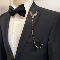 Lapel pins and brooches have been among the favorite choices of those who want to complete their men's suit combinations with a gentleman's elegance for years. KravatKolik offers you many of different specially designed models. Mens Brooch, Lapel Chain, Pin Jacket, Shirt Collar Pins, Chain Brooch, Formal Attire For Men, Brooch For Men, Pins Button, Silver Shirt