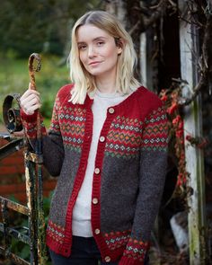 A traditional Fair Isle diamond pattern in striking, modern colours. A new take on an old classic. Pachamama women's hand knitted fair isle wool Cardigan, colourful patterns, fair trade and handmade in Nepal. More of a green person? https://www.etsy.com/uk/listing/1060448216/elgin-womens-fine-knit-100-wool-fair Would you prefer this in Burgundy? https://www.etsy.com/uk/listing/1060452538/winter-hat-fingerless-gloves-headband?ref=listings_manager_grid How about Smoke Grey? https://www.etsy.com/uk/listing/1074407871/elgin-womens-fine-knit-100-wool-fair?ref=listings_manager_grid We also have a matching hoodie, cardigans and sweaters available in a variety of colours! Hoodie https://www.etsy.com/uk/listing/1378050534/womens-wool-hoody-fair-isle-sweater Sweater https://www.etsy.com/uk/listing/1 Diamond Cardigan, Punto Fair Isle, Maglia Fair Isle, Motif Fair Isle, Stylish Knitwear, Burgundy Cardigan, Fair Isle Knitting Patterns, Fair Isles, Fair Isle Cardigan