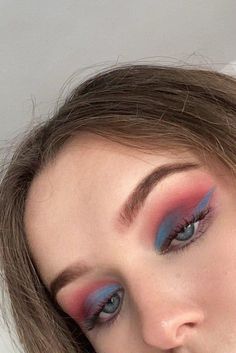 Fun Eyeshadow Tutorials, Simple Eyeshadow Colorful, Red Look Make Up, Fun Liner Looks, Red Make Up Looks, Colourful Eyeshadow Looks, Summer Inspo Nails, Fun Eyeshadow Looks, Fun Eyeshadow