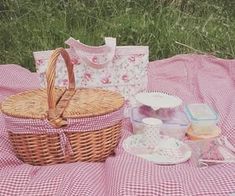 Emma Verde, Picnic Spring, Pink Picnic, Pink Cottagecore, Picnic Date, Cottage In The Woods, Garden Fairy, Aesthetic Pastel