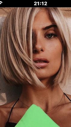 Casual Chic Work Outfit, Chin Bob Haircut, Bob Pixie Haircut, Italian Bob, Short Hair Bob, Pixie Haircut Ideas, Blonde Bob Haircut, Medium Blonde Hair, Bob Pixie