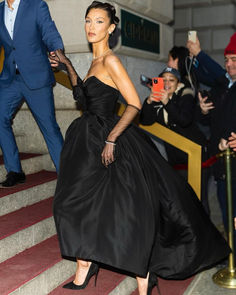 Bella Hadid 1950s Vintage Black Red Carpet Dress Inspiration Black Red Carpet Dress, Black High Low Dress, Vogue France, Vintage Party Dresses, Robes Vintage, Bella Hadid Style, Red Carpet Gowns, Vogue Uk, Red Carpet Dresses