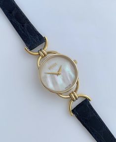 Trendy Watches Women, Pretty Watches, Timeless Watches, Handbag Essentials, Gold Girl, Classy Jewelry, Jewelry Lookbook, Jewellery Accessories, Western Jewelry