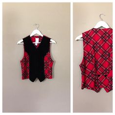 "Authentic vintage sleeveless crop top. Great plaid print with velvet accents. Cropped length with fitted vest like cut. Dates from early to mid 90's. This shirt is in excellent, like new, condition. No signs of previous wear. Measurements (taken zipped-buttoned up and laid comfortably flat) x2 for total circumference (inches) Bentley Size 6 Shoulders 13\" across Bust 36\" Bottom hem circumference 32\" Length 21\" Arm hole opening 11\" (not doubled) Purchase Policy All vintage items are non refu 90s Grunge Clothing, Levis Jeans High Waisted, 90s Crop Top, Levis Mom Jeans, 90s Top, Hip Hop 90s, 90s Clothing, Grunge Clothing, 80s Shirts