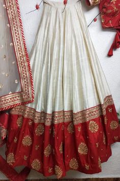 Red Bridal Lehenga Choli w/ sweetheart neckline blouse w/ gold zardozi embroidery, Single Dori back accented w/ simple fabric tassels. Flared white skirt lehenga w/ red border. Modern & minimalistic white & red set for a contemporary look. Latest Bridal Indian Lehenga of Silk, typical yet fancy, comfortable for every season. Zardozi Hand embroidery, Intricate handwork done that's sure to turn heads #indianbridalwear2021 #latestsilklengha #zardozilehengacholi #redbridallengha #whiteethniclehenga Red And Gold Lehenga Simple, Red Lehenga Non Bridal, White And Red Lehenga Brides, Cream And Red Lehenga, Red And White Indian Outfit, Red White Lehenga Choli, White Bridal Lehenga With Red Dupatta, Red Plain Lehenga, Red And White Lehenga Bridal