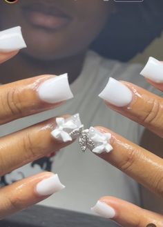 Pretty White Nails Acrylic, White Nail Sets With Designs, White Birthday Nails Square, White Shirt Nails With Designs, Nail Ideas Acrylic Medium Length, Short Duck Nails With Charms, Short White Nails With Charms, Short Cute Simple Nails, White Nails Short Design