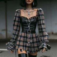 Upscale Grunge Outfits, Parisian Grunge Style, Cool Feminine Outfit, Chic Alternative Outfits, Feminine Punk Outfits, Egdy Style, Feminine Grunge Outfits, Styling Black Dress, Corset Outfit Grunge