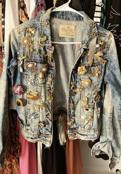 Altered Denim Jacket, Embellished Jackets, Look 80s, Denim Ideas, Embellished Jacket