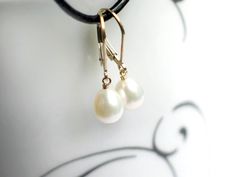 Lustrous white freshwater drop pearls dangling from secure 14k gold filled leverback ear wires. Delicate yet study. Great for everyday wear as well. ✤ Made-to-order earrings. - Pearls are approx. 8.5 - 9 x 6.5mm, with high luster and smooth surface.  - Earrings measure 1 & 1/16" ( 2.8cm ) overall. - All components 14k gold filled. ✤ Earrings in 14k rose gold filled setting: https://www.etsy.com/listing/959354820/petite-pearl-droplet-earrings-ivory ✤ Earrings in sterling silver setting: https://w Teardrop Pearl Earrings, Drop Pearl Earrings, Unique Wedding Jewelry, Droplet Earrings, Pearl Gifts, Ivory Earrings, Floating Necklace, White Pearl Earring, Pearl Jewelry Wedding