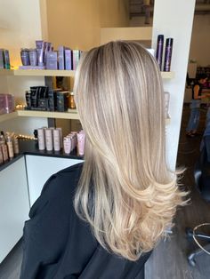 Vanilla Highlights On Blonde Hair, Baby Lights With Money Piece, Beige Blonde Balayage Dark Roots, Full Head Of Blonde Highlights, Hair Styles For Greasy Hair, Blonde Balayage Straight Hair, Blonde Hair With Dimension, Dimensional Blonde With Lowlights, Lowlights For Blondes